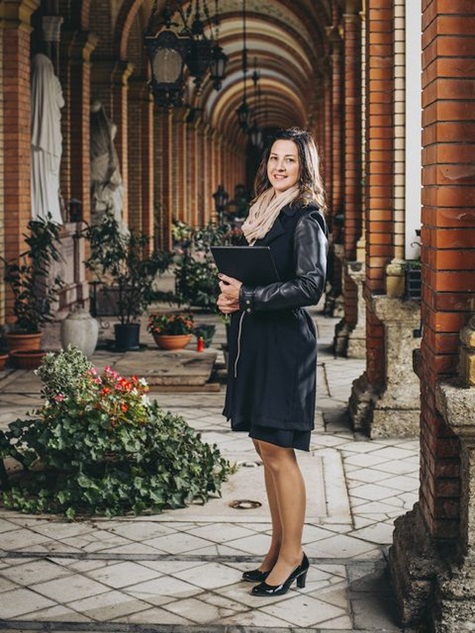 Die Trauerrednerin am Friedhof